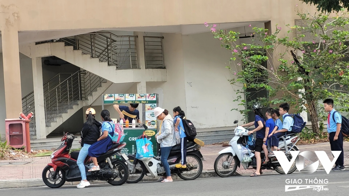 Các điểm bán đồ ăn vặt xung quanh cổng trường học tiềm ẩn nhiều nguy cơ