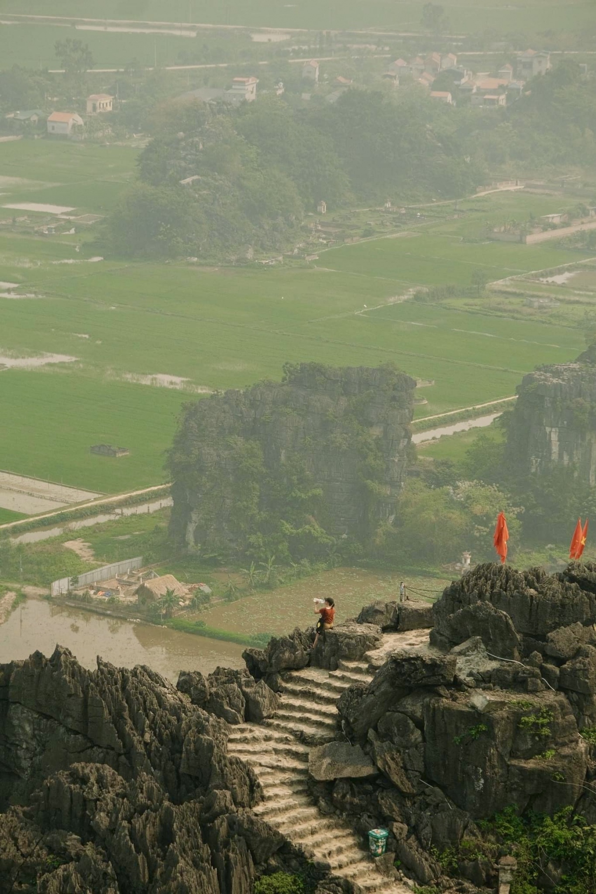 The upcoming national holidays are considered to be one of the most beautiful periods of the year to view the green rice fields of Tam Coc. From the top of Ngoa Long Mountain, visitors can capture the spectacular views of the ancient capital.