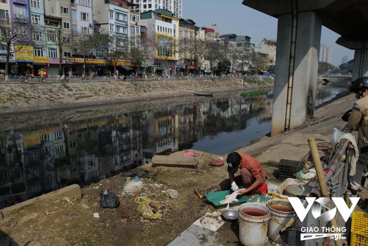 Cùng chung "cảnh ngộ" là sông Tô Lịch, tuy nhiên con sông này dài hơn và chạy quanh thành phố, qua nhiều quận huyện nội và ngoại thành. "Thành tích" ô nhiễm cũng có bề dày hơn Kim Ngưu. Bất kể mùa nào trong năm, những người sống dọc hai bờ sông, cũng như những người tham gia giao thông đi qua con sông này đều phải ngửi mùi hôi thối bốc lên từ lòng sông