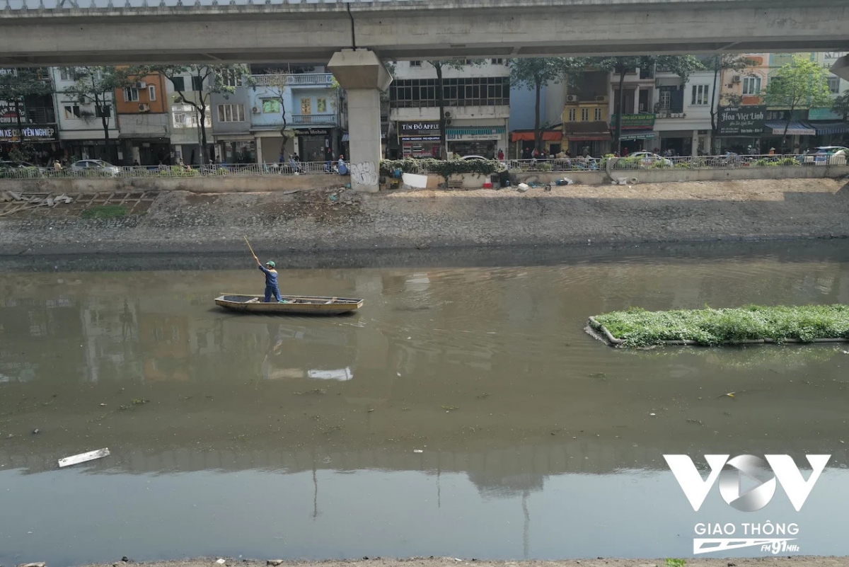 Những công nhân vệ sinh môi trường, có lẽ cũng hiểu việc họ làm hằng ngày trên những dòng sông chết này có hiệu quả.