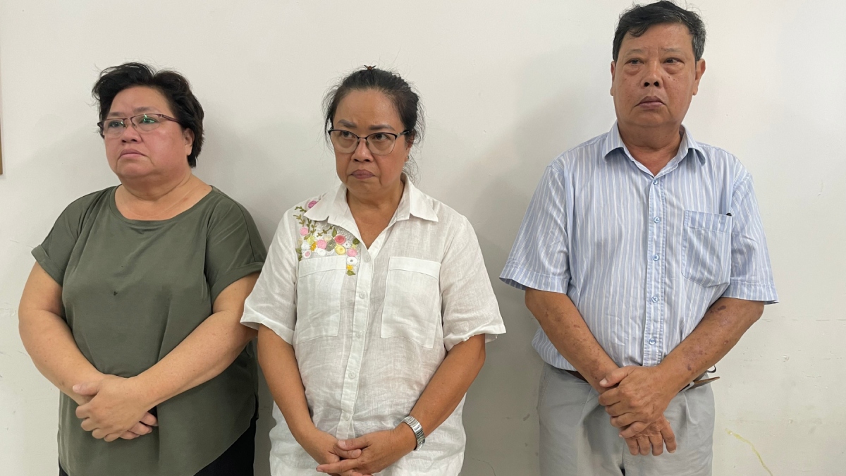 3 bị can Võ Doãn Tấn, Võ Doãn Mỹ Thạnh và Võ Doãn Mỹ Phước đã thuê người làm giả nhiều loại giấy tờ, thậm chí khai tử người thân của mình để chiếm đoạt tài sản thừa kế. (Ảnh: C.T)