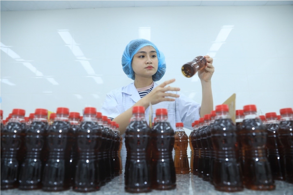 Kỹ sư tại Tân Hiệp Phát thực hiện lấy mẫu sản phẩm Trà Thanh Nhiệt Dr Thanh để kiểm tra chất lượng sản phẩm trong quá trình sản xuất