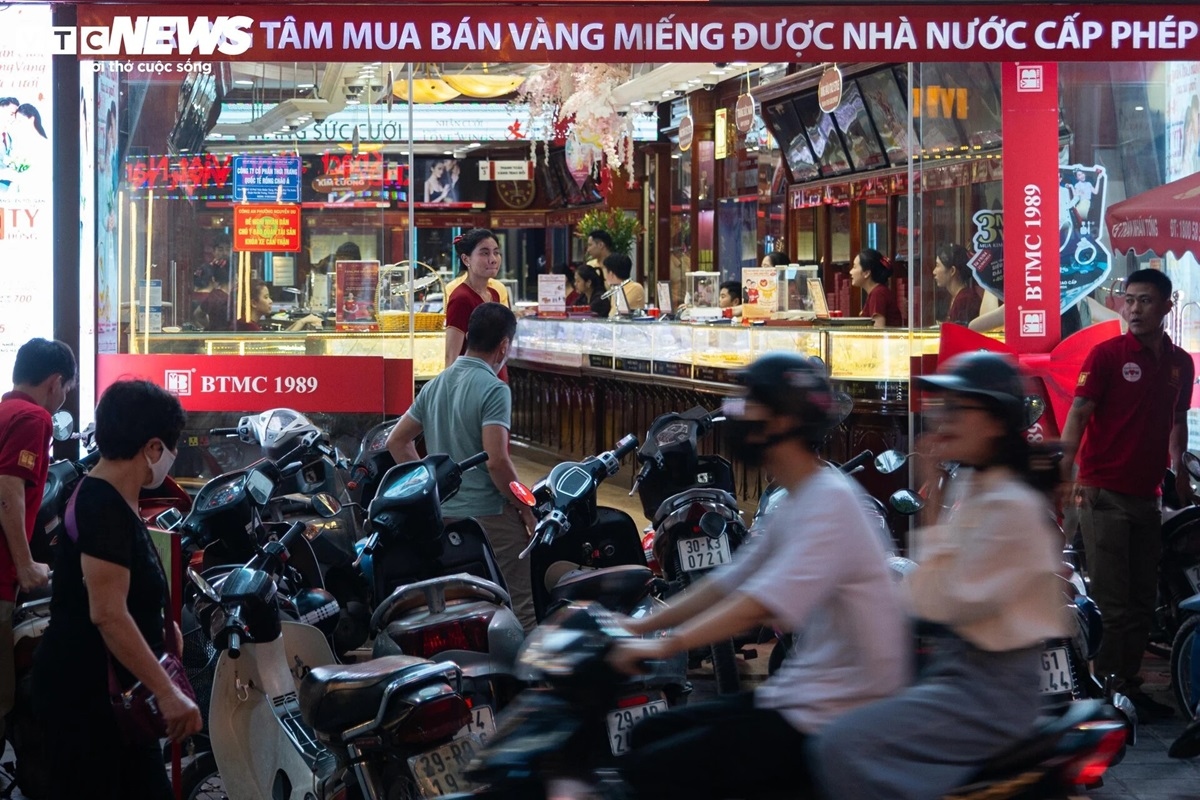 Cũng theo nhân viên này, thời điểm đông khách, nhiều “cò vàng" ngang nhiên chào mời khách mua trao tay ngay phía bên ngoài cửa hàng. Nhưng đến chiều, tình trạng trên đã không còn vì không có khách.
