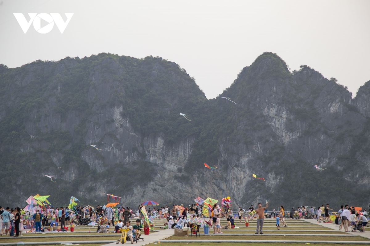 In the afternoon, more people flock to the central square in order to fly kites