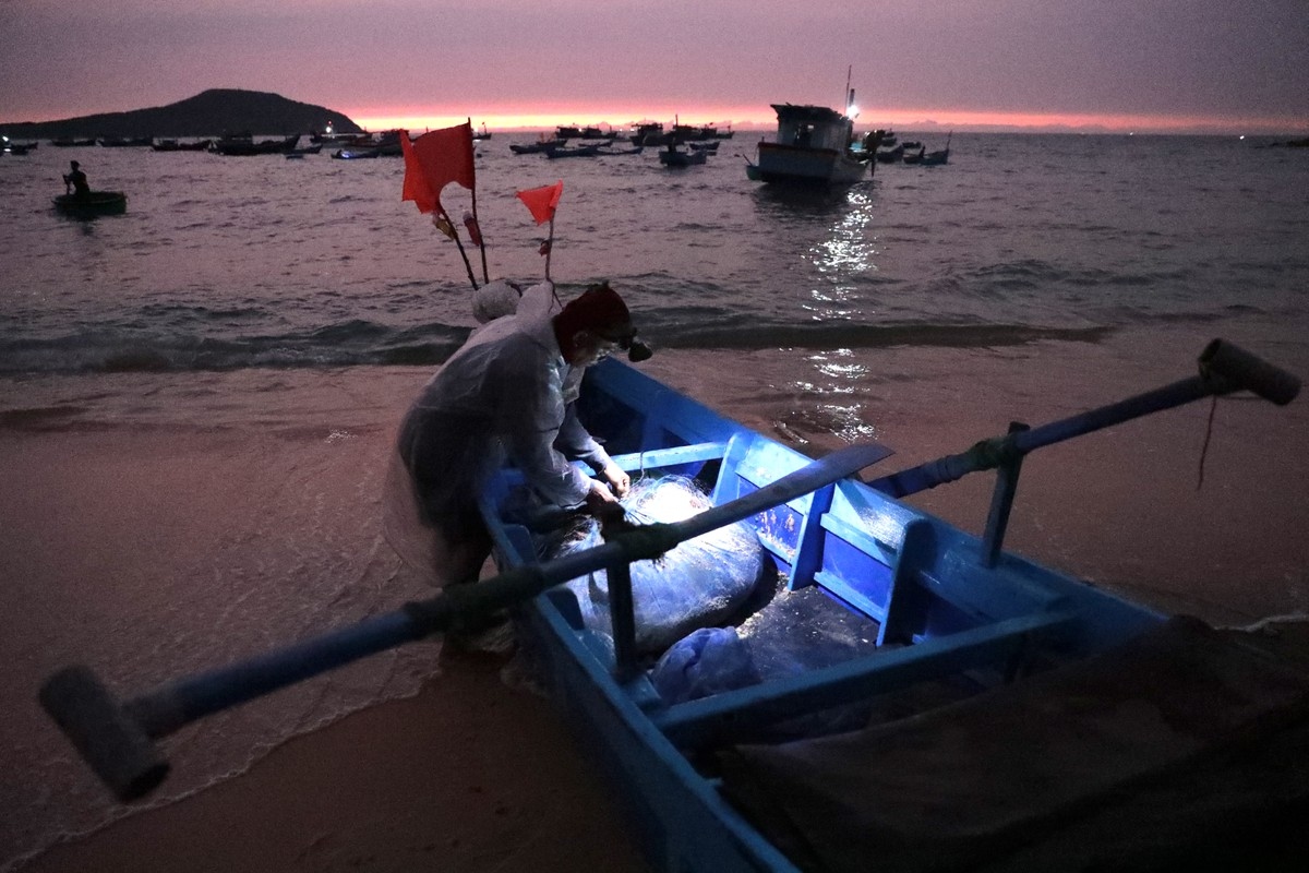 Phú Yên có 189 km bờ biển và rất nhiều làng chài với những bãi biển thoai thoải cát vàng. Ngoại trừ những nơi có cảng cá, tập trung những tàu thuyền lớn đánh bắt khơi xa, còn lại những ghe thuyền đánh bắt gần bờ, đi tối về sớm mai thường cập bến ở bãi neo đậu