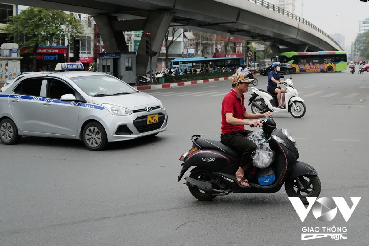 Phóng viên VOV Giao thông đã từng tham gia ghi nhận việc xử lý vi phạm của các đơn vị chức năng đối với những trường hợp không chấp hành việc đội mũ bảo hiểm khi điều khiển xe máy tham gia giao thông. Với những trường hợp người lớn tuổi vi phạm, họ đưa ra rất nhiều lý do, như nhà gần tiện đường, quên không mang mũ, chỉ đi một đoạn đường vài trăm mét nên không đội mũ bảo hiểm...