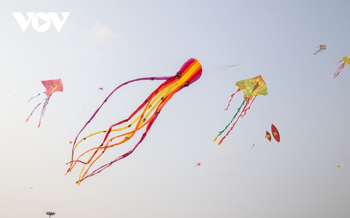 Hundreds of kites of all colours, shapes, and sizes are simultaneously hoisted into the air.