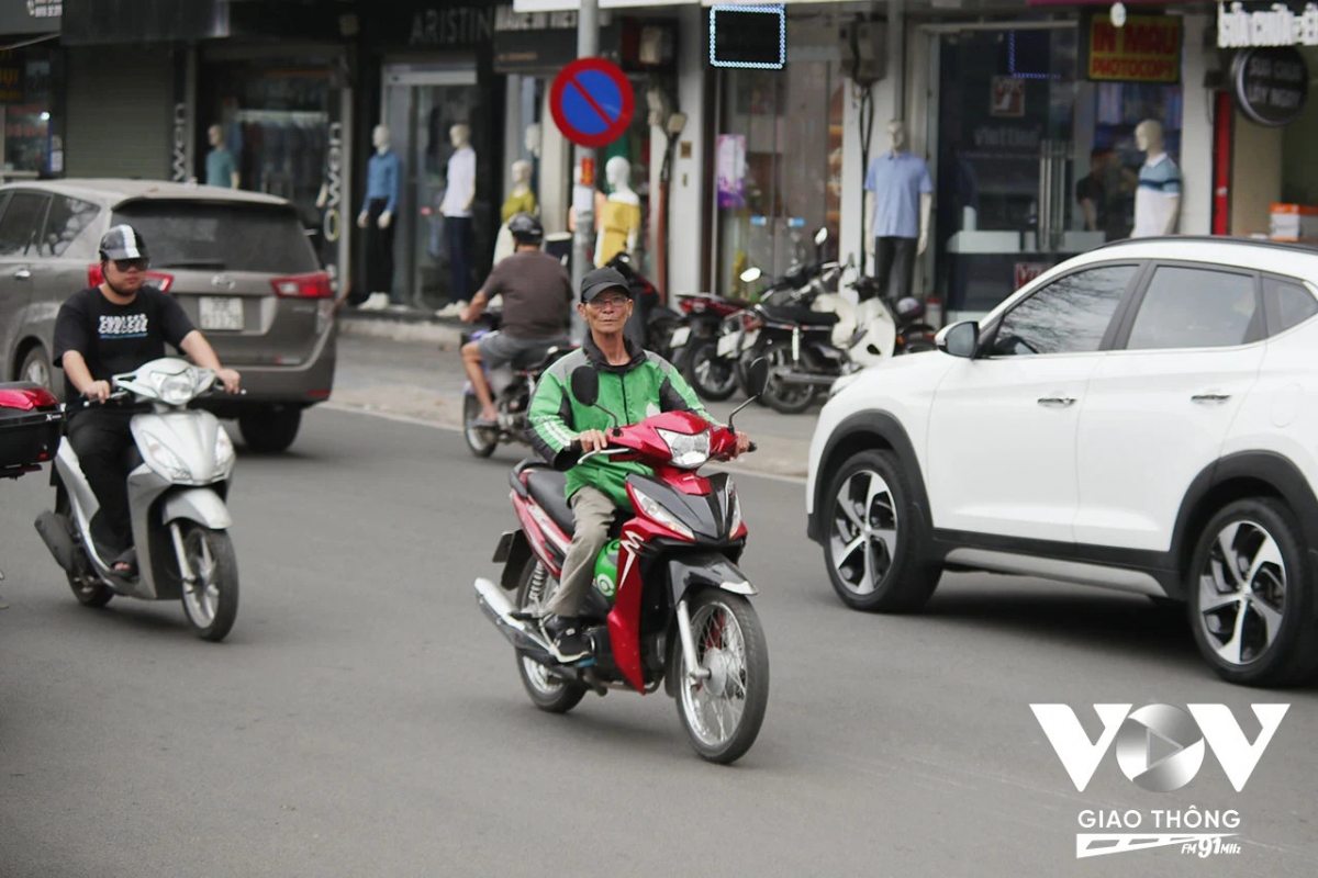 Việc bắt buộc đội mũ bảo hiểm khi tham gia giao thông không chỉ nhằm mục đích khiến mọi người phải tuân thủ pháp luật, mà còn nhằm bảo vệ sức khỏe, tính mạng của người điều khiển xe máy trên đường nếu không may gặp tai nạn. Mũ bảo hiểm có thể tránh cho người đi xe máy những tổn thương nặng nề...