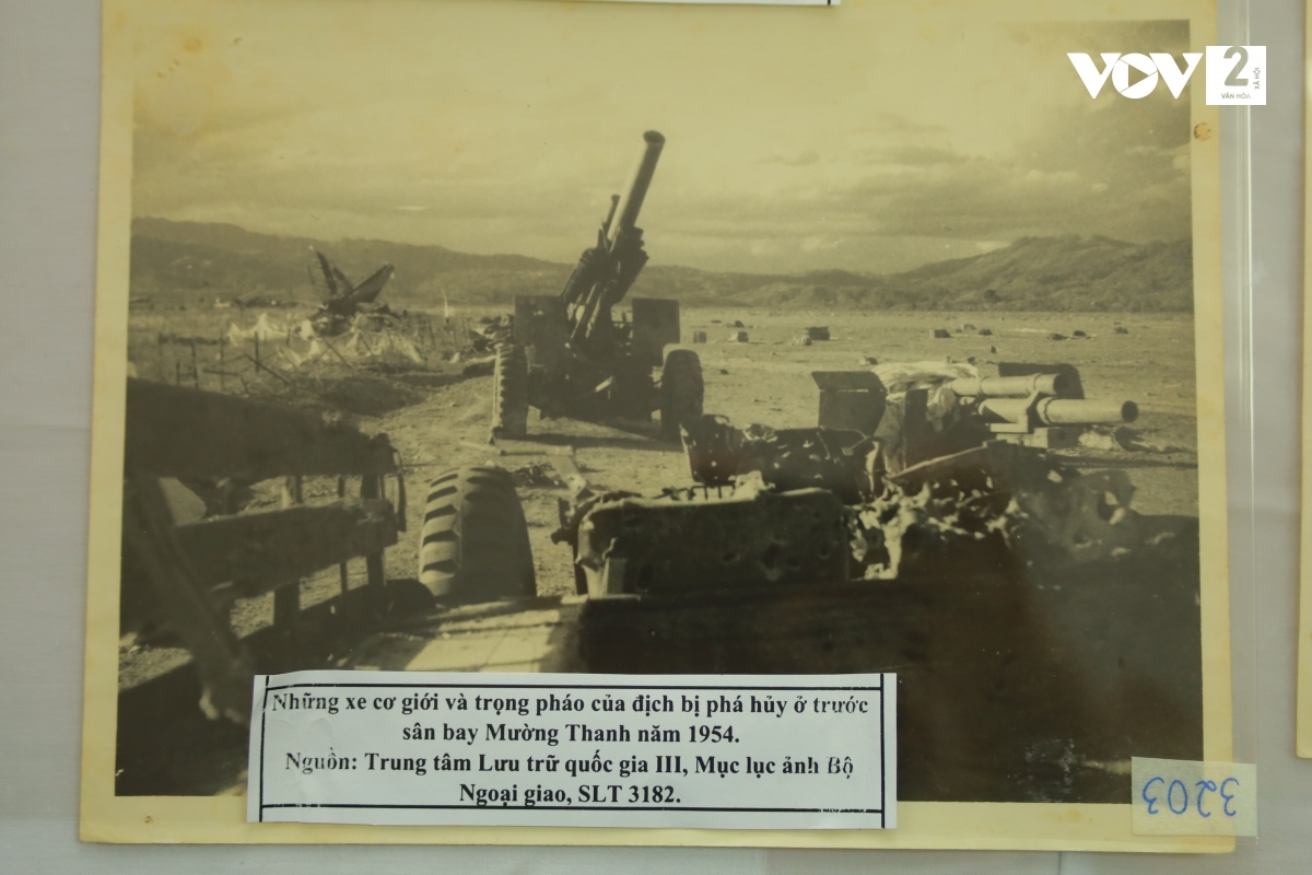 Những xe cơ giới và trọng pháo của địch bị phá hủy trước sân bay Mường Thanh năm 1954.
