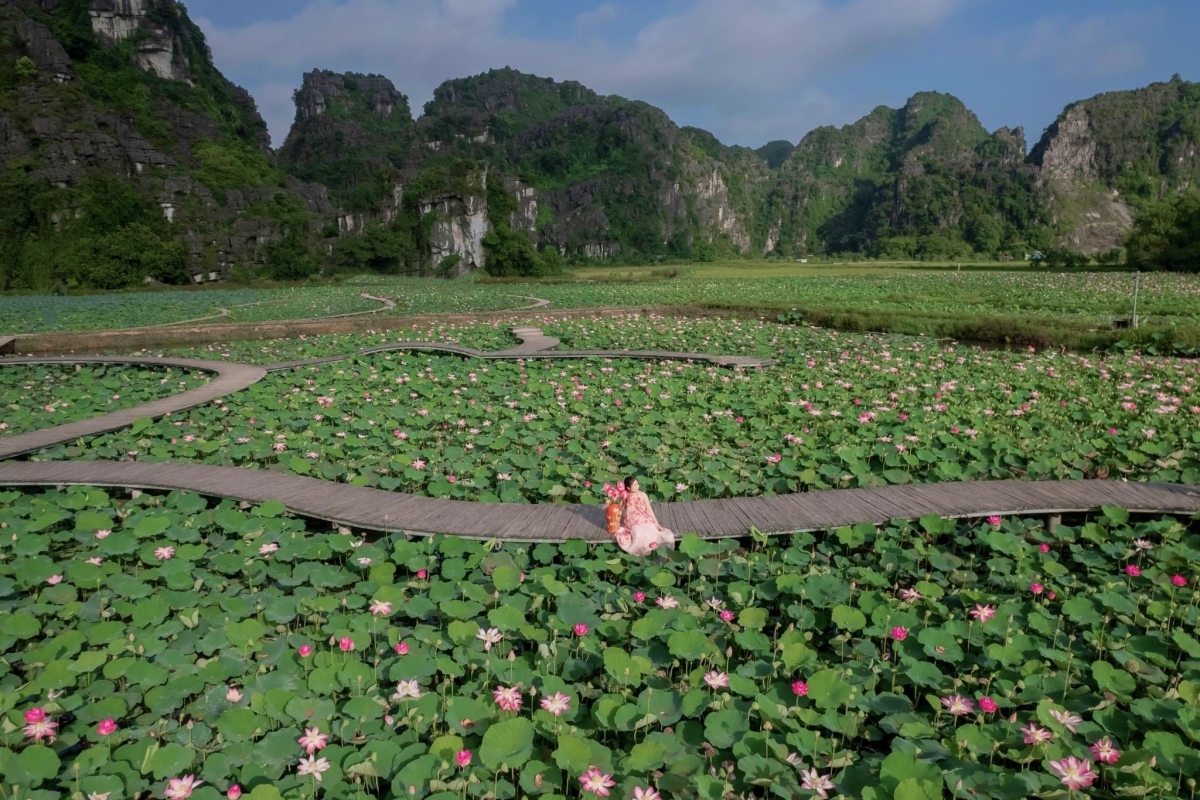 Visitors are also captivated by a giant cactus garden, an artificial waterfall, and a huge lotus pond which sits at the foot of Mua Mountain.