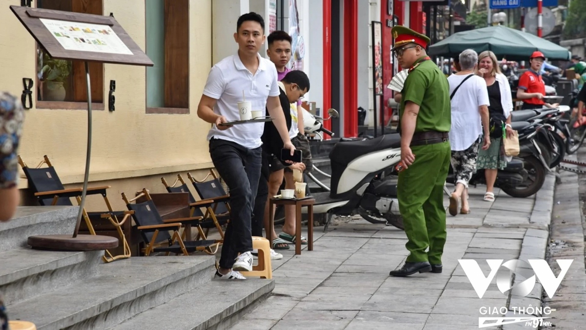 Thay vì về quê hay đi du lịch, nhiều người lại lựa chọn làm việc trong ngày lễ