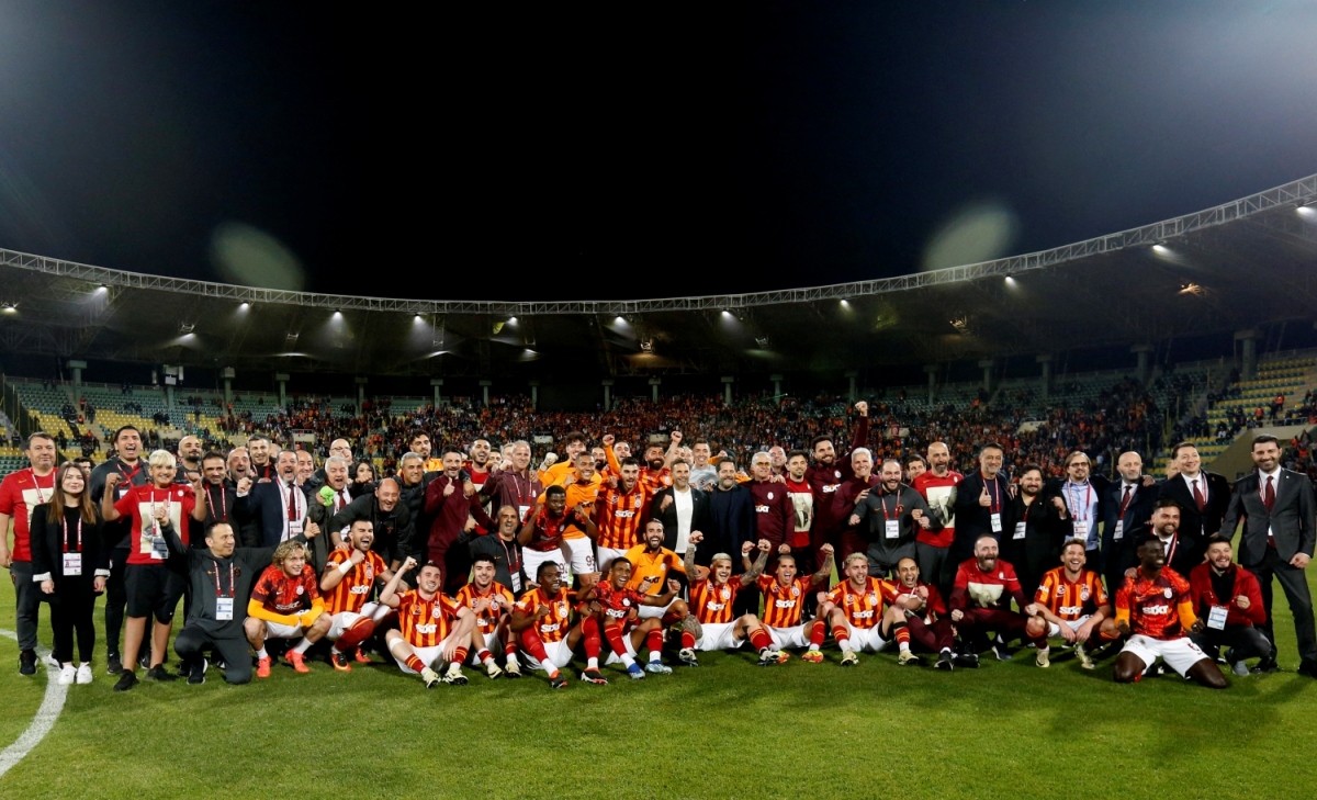 Các cầu thủ Galatasaray ăn mừng danh hiệu (Ảnh: Reuters).
