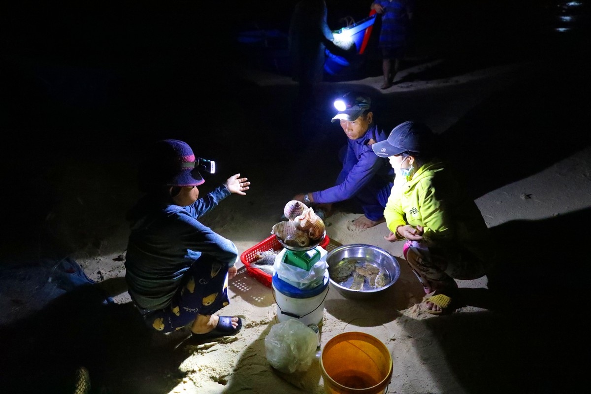 Việc mua - bán ở bến sớm diễn ra rất nhanh chóng để người mua còn kịp tới những chợ xa hơn. Người bán ở đây hầu như không nói thách, bởi “bán để người ta còn đi bán lại kiếm đồng lời, mình đâu cần thách giá”, một chị giãi bày