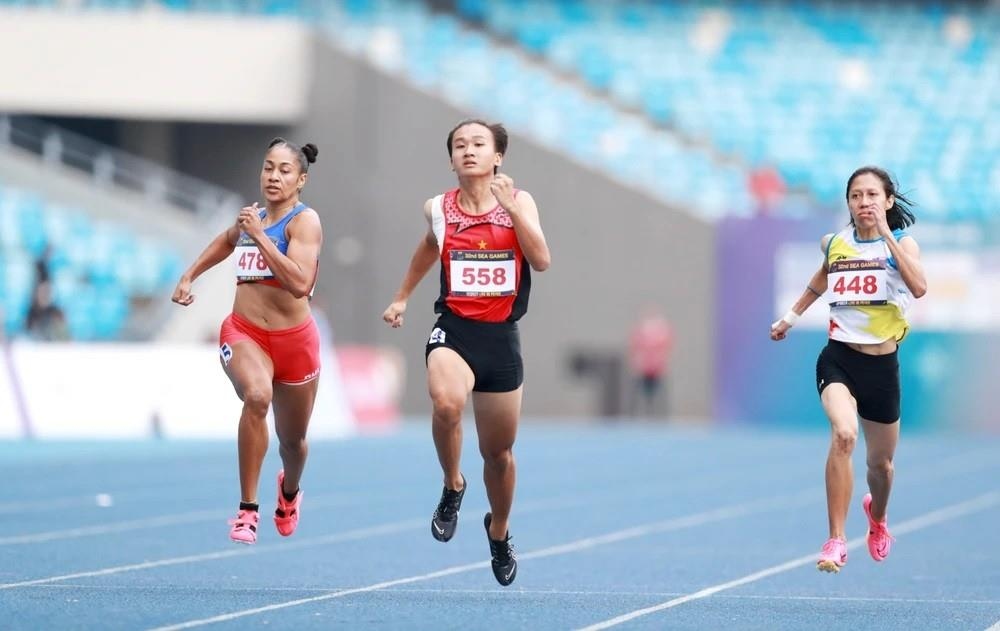 Tran Thi Nhi Yen (C) will compete in the women's 100m and 200m events.