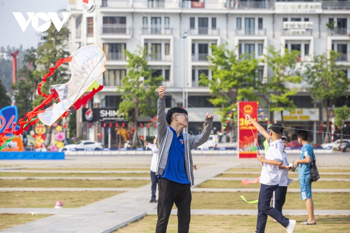 The kite flying festival is a healthy playground for young generations who are passionate about all kinds of kite demonstrations to express themselves, improve their skills, and introduce new forms of playing.