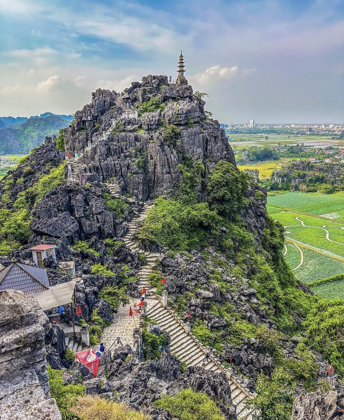 In order to reach the top of Mua Mountain or Ngoa Long Mountain, visitors have to climb 486 mossy stone steps so they can savour scenic views of the architectures that are similar to that seen at the Great Wall of China.