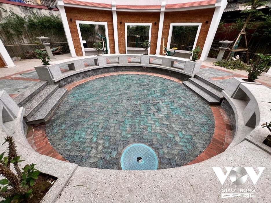 Theo như người dân kể lại thì ở đây được đôn nền lên khoảng 70 - 80cm, tạo hình vòng tròn giống như một chiếc giếng. Phần giữa giếng được lát gạch màu xanh giống màu của nước.