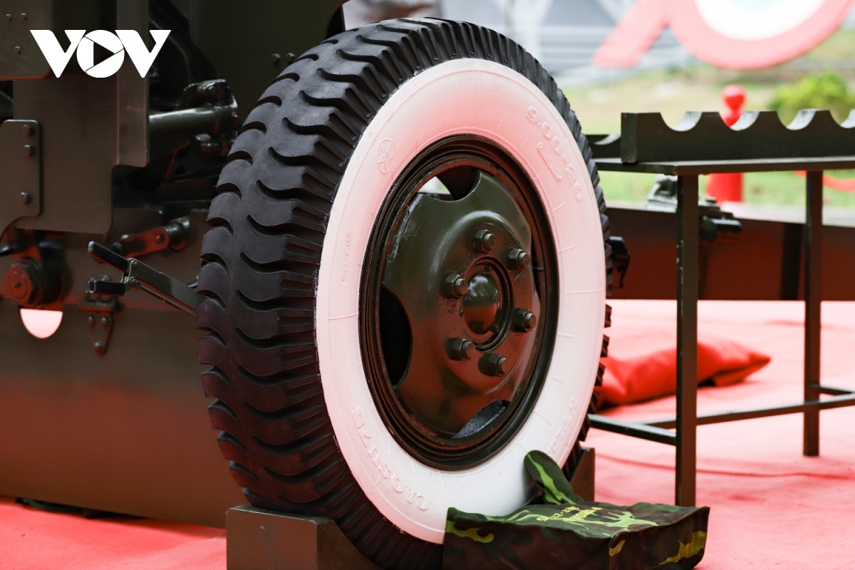 Artillery wheels are painted white