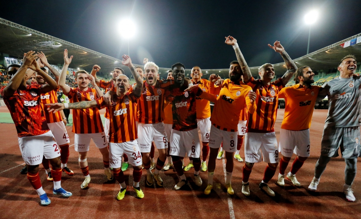 Chiến thắng của Galatasaray chắc chắn sẽ được nhắc tới nhiều hơn nữa sau sự phản ứng quyết liệt của Fenerbahce (Ảnh: Reuters).
