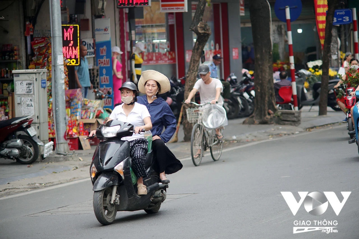 Dù trực tiếp điều khiển xe máy hay ngồi sau, rất nhiều người lớn tuổi không chịu đội mũ bảo hiểm...