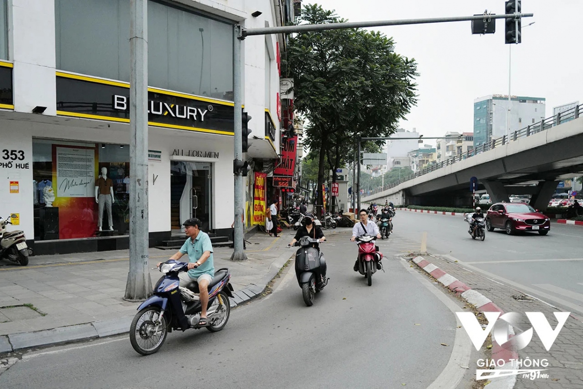 Tuy nhiên, tình trạng này khá phổ biến với những trường hợp người lớn tuổi, và có thể nói rằng, hầu hết họ đều không muốn đội mũ bảo hiểm khi điều khiển hoặc ngồi sau xe máy