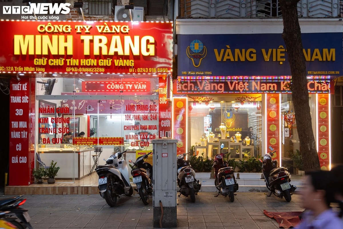 Giá vàng bất ngờ giảm là do Ngân hàng Nhà nước cho biết sẽ tăng cung vàng miếng để xử lý tình trạng chênh lệch giữa giá trong nước và thế giới. Đến cuối ngày 12/4, giá vàng miếng đã "bốc hơi" nửa triệu đồng/lượng, xoay quanh mốc cao nhất là 84,8 triệu đồng (giá bán ra).