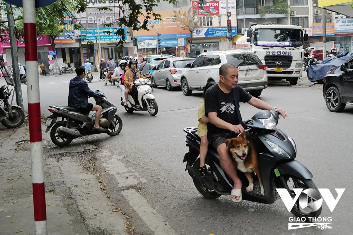 Người lớn tuổi cần làm gương cho thế hệ sau trong việc chấp hành pháp luật...