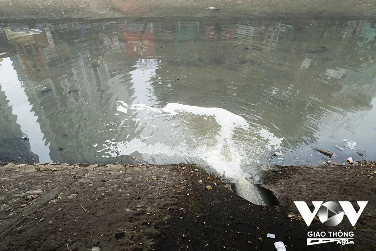 Những người sống dọc con sông này quanh năm phải chịu đựng mùi hôi thối bốc lên từ dưới sông. Thực chất, đó một phần cũng do chính họ thải ra rồi những thứ chất thải đó lại quay ngược lại ám ảnh cuộc sống của họ