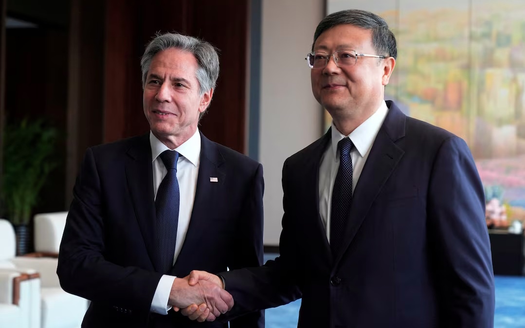 Ngoại trưởng Mỹ Antony Blinken và Bí thư thành ủy Thượng Hải, Trần Cát Ninh. Ảnh: Reuters.