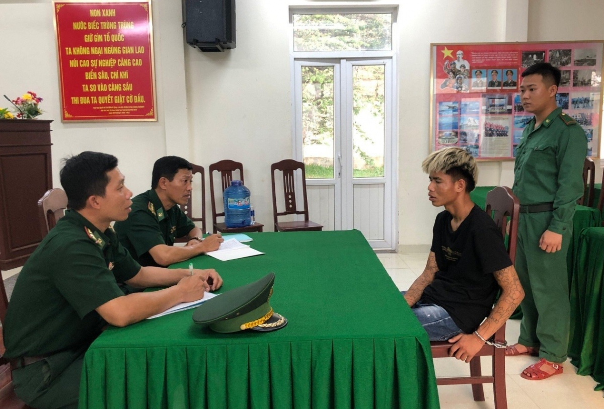 Cán bộ Bộ đội Biên phòng Quảng Trị lấy lời khai đối với Hồ Văn Vin