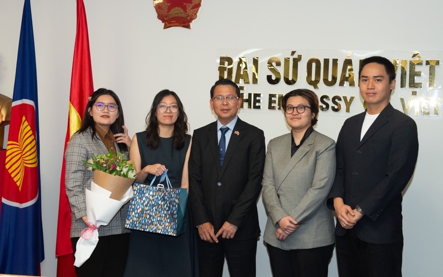 Đại sứ Việt Nam tại New Zealand Nguyễn Văn Trung (giữa) chụp ảnh cùng Ban thư ký Ban chấp hành Hội sinh viên VN tại New Zealand khóa 2. Nguồn: ĐSQ VN tại New Zealand.