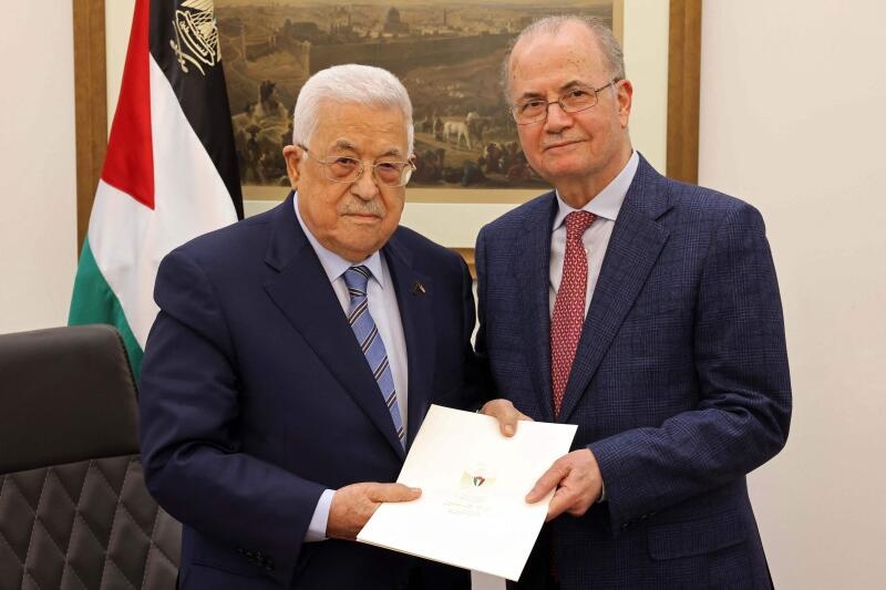 Tổng thống Palestine Mahmud Abbas (trái) bổ nhiệm Thủ tướng Palestine Mohammad Mustafa (Ảnh: AFP)