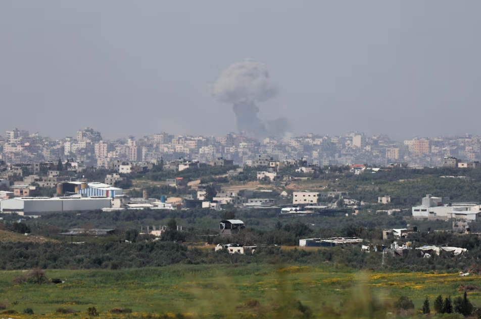 Khói bốc lên tại Gaza hôm 27/3 trong bối cảnh xung đột giữa Israel-Hamas vẫn đang tiếp diễn. Ảnh: Reuters.