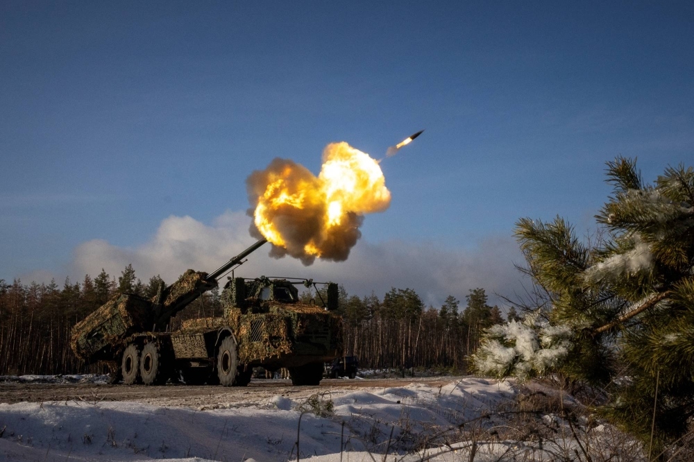 Ukraine khai hỏa lựu pháo tự hành Archer do Thụy Điển sản xuất về phía Nga ở khu vực Donetsk. Ảnh: Reuters