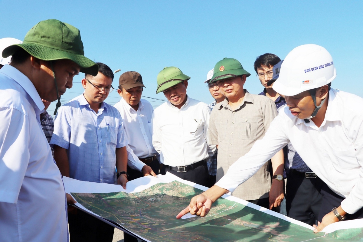 Đoàn công tác Tỉnh ủy, UBND tỉnh, Hội đồng Nhân dân tỉnh Bình Định khảo sát để mở rộng đường phía Tây tỉnh Bình Định (Tỉnh lộ 638)