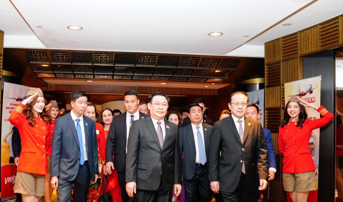 Chủ tịch Quốc hội Vương Đình Huệ cùng đoàn đại biểu cấp cao Việt Nam - Trung Quốc tham dự lễ kỷ niệm 10 năm bay Trung Quốc và công bố đường bay TP. Hồ Chí Minh - Tây An của Vietjet