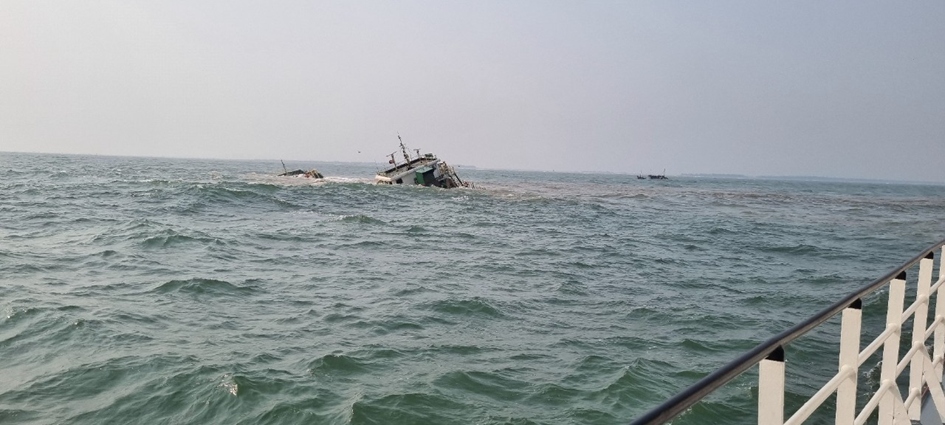 Hình ảnh tàu SUNRISE 268 đang chìm dần
