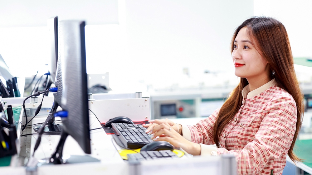 Các kỹ sư Việt Nam làm việc và nghiên cứu tại SRV - Ảnh: SRV