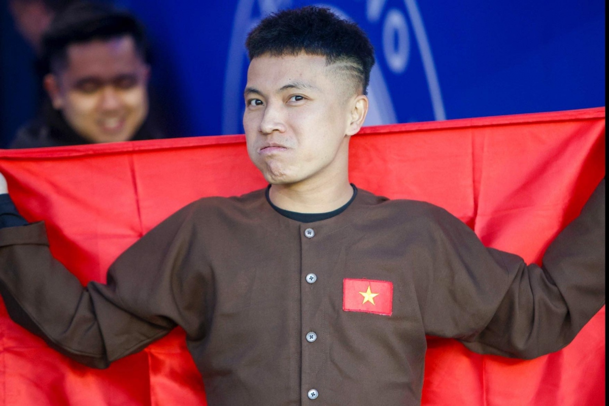 Đỗ Kim Phúc tiến vào sân vận động trong sự hò reo của các cổ động viên.