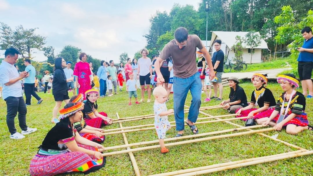 Khách du lịch trải nghiệm tại Khu du lịch sinh thái kết hợp phát triển nông nghiệp (Bana Rita Glamping Farm)
