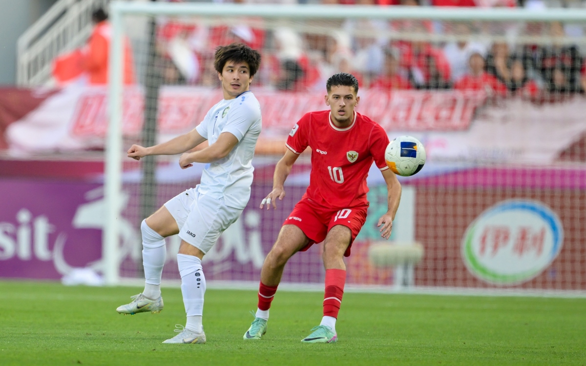 U23 Uzbekistan chơi ép sân trong hiệp 1 nhưng U23 Indonesia vẫn đứng vững. (Ảnh: AFC)