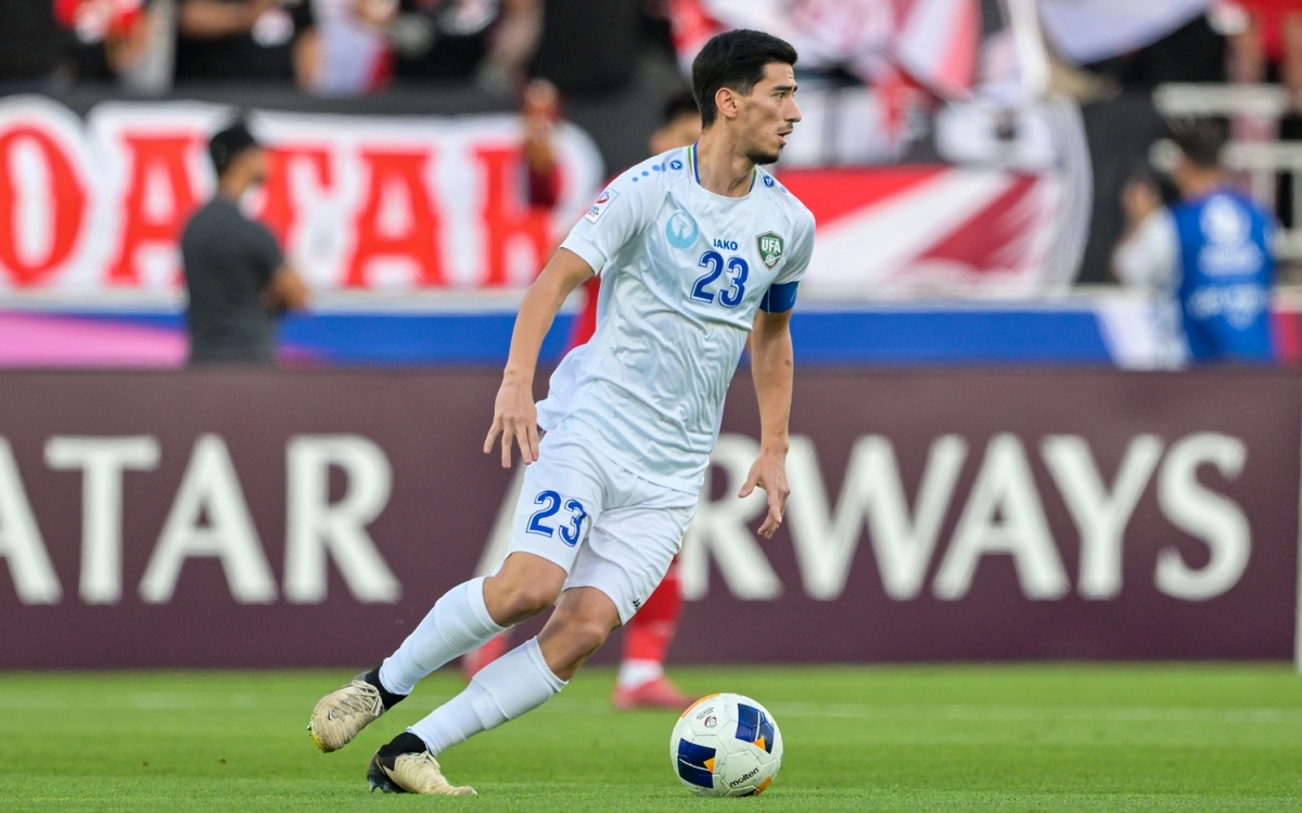 Abdurauf Bo'riyev bị xà ngang từ chối bàn thắng. (Ảnh: AFC)
