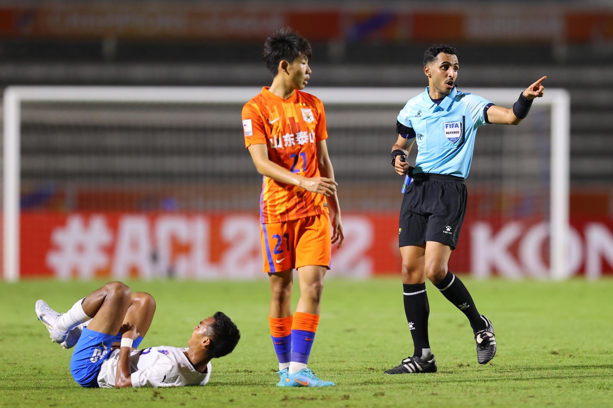 Ông Abdulla Al Marri sẽ điều khiển trận U23 Việt Nam gặp U23 Kuwait. (Ảnh: Getty). 