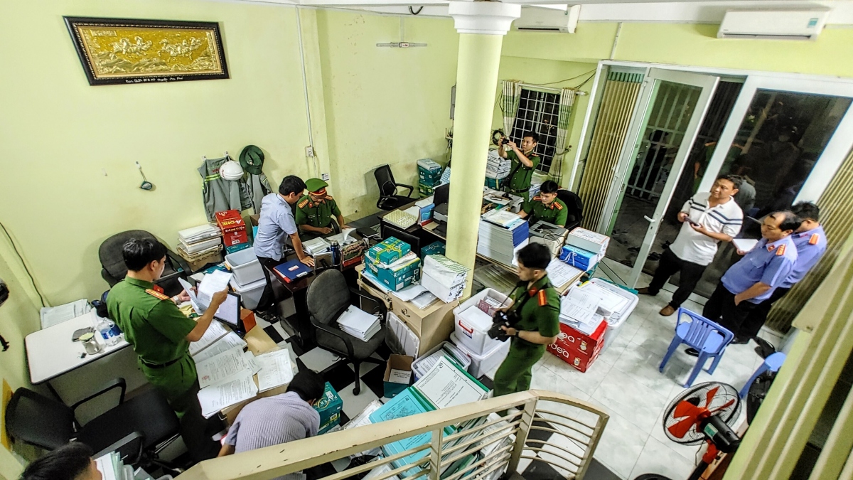 Lực lượng chức năng khám xét nơi làm việc của 2 bị can.