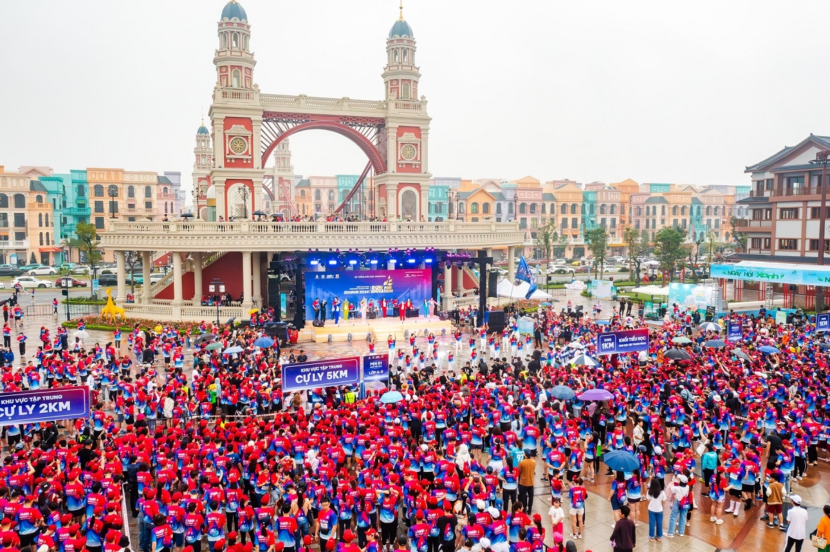Với sự tham gia của hơn 10.000 VĐV, EDURUN 2024 đã tạo nên một biển người "nhuộm hồng" Khu đô thị Vinhomes Ocean Park 2