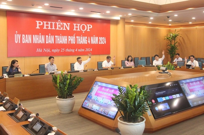 Các thành viên UBND thành phố Hà Nội biểu quyết thông qua đề án
