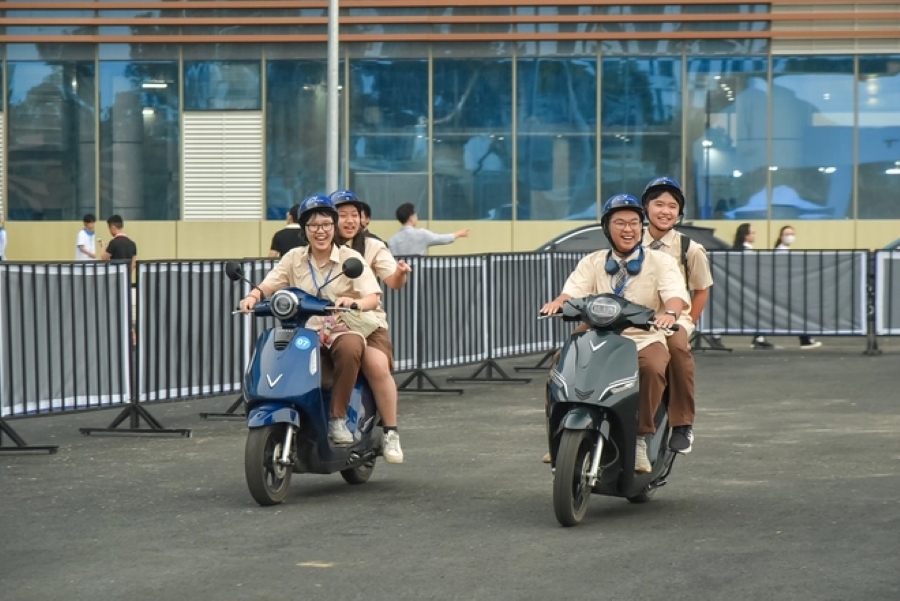 Không chỉ phụ huynh, học sinh sinh viên cũng đặc biệt yêu thích xe máy điện VinFast.
