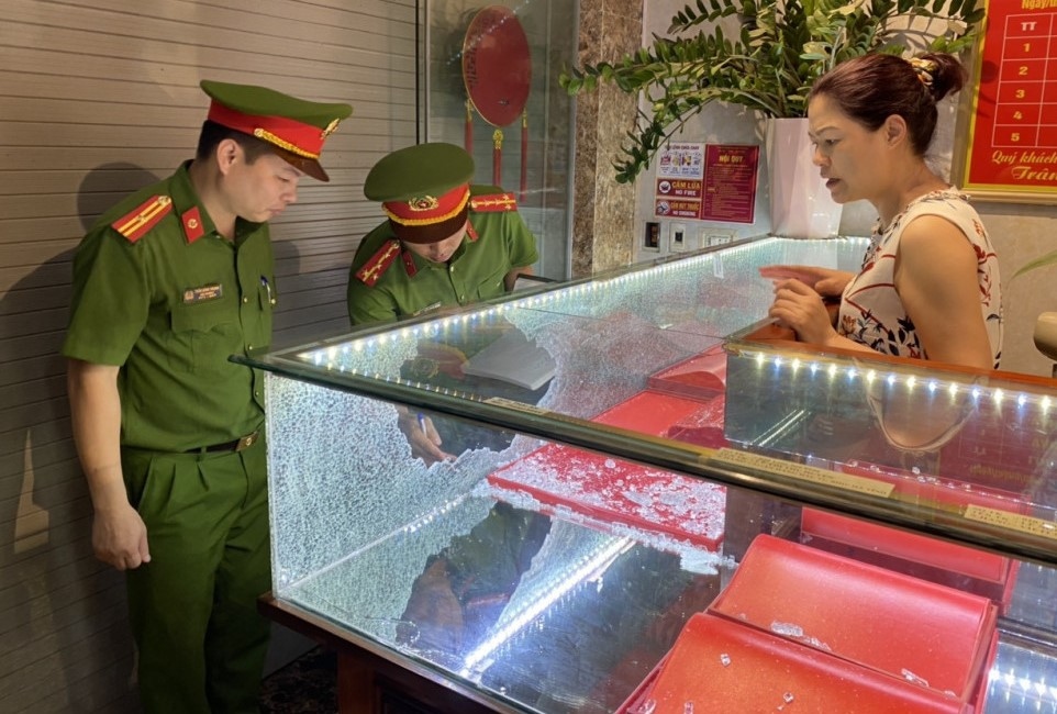 Cơ quan điều tra khám nghiệm hiện trường, điều tra vụ cướp tiệm vàng
