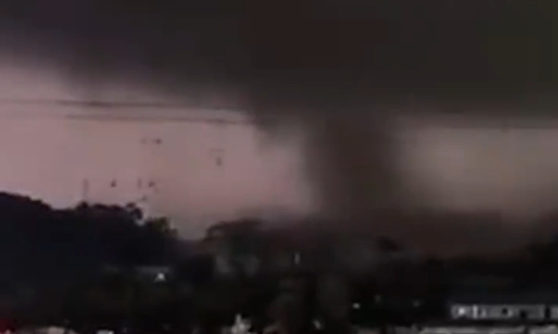 Ảnh chụp màn hình video trên tài khoản weibo chính thức của CCTV về cơn lốc xoáy cướp đi sinh mạng 5 người ở Quảng Châu