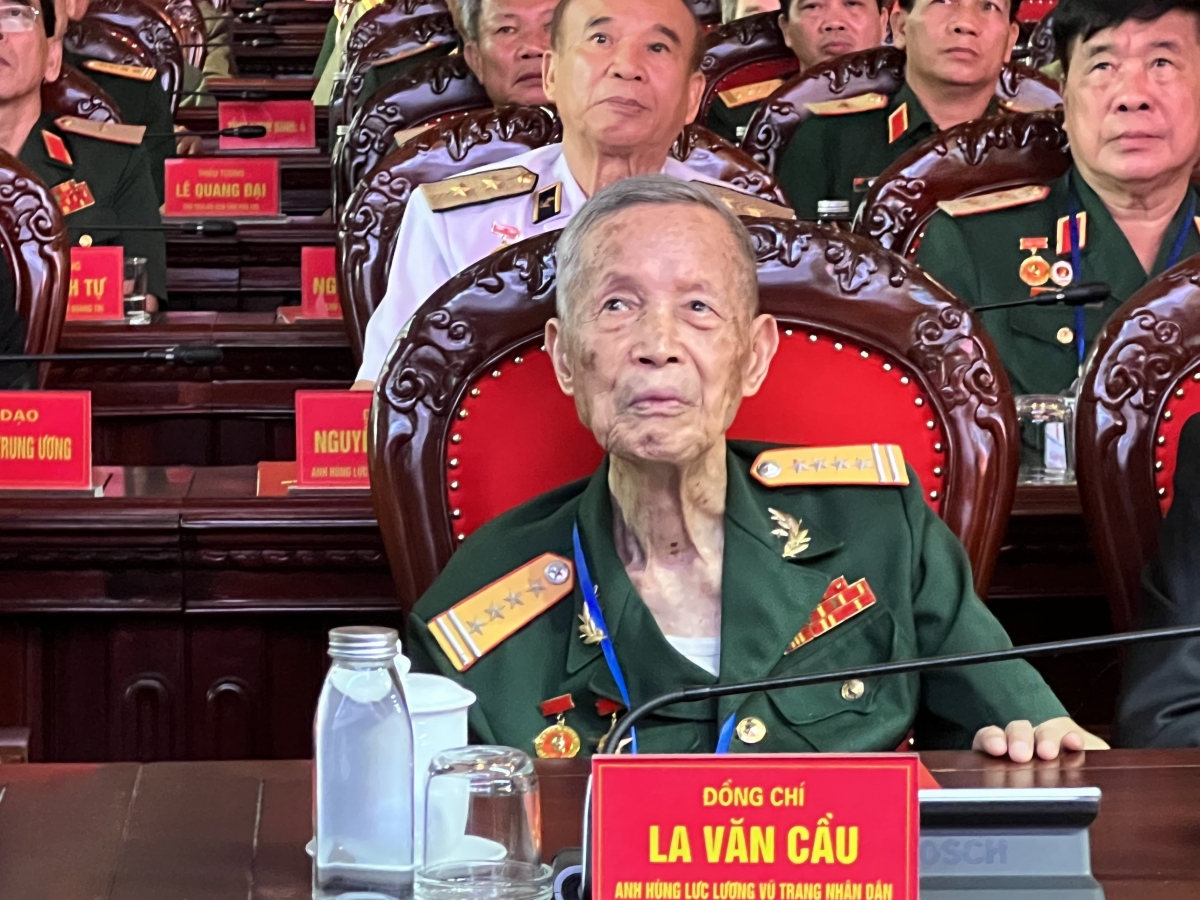 Anh hùng lực lượng vũ trang nhân dân La Văn Cầu tại cuộc gặp mặt